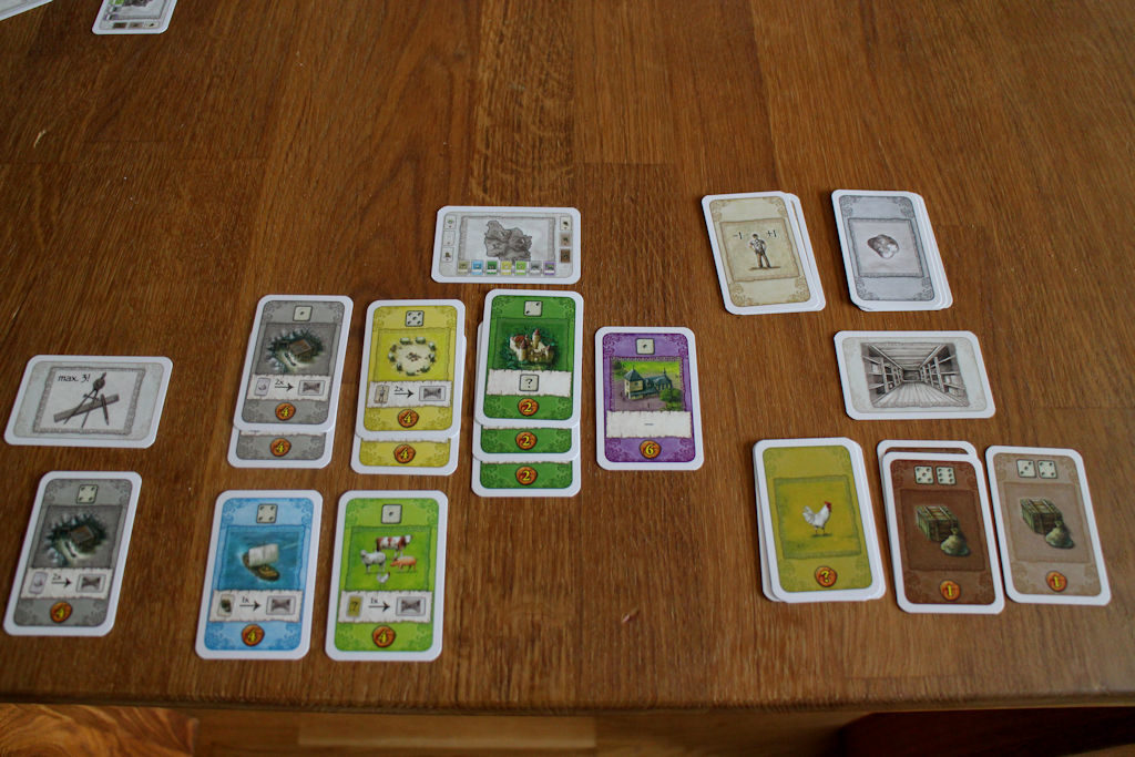 Yksittäisen pelaajan oma pelialue. Vasemmalle mahtuu kolme suunnittelussa olevaa korttia, keskellä on jo rakennetut kortit, ja oikealla on varasto. 