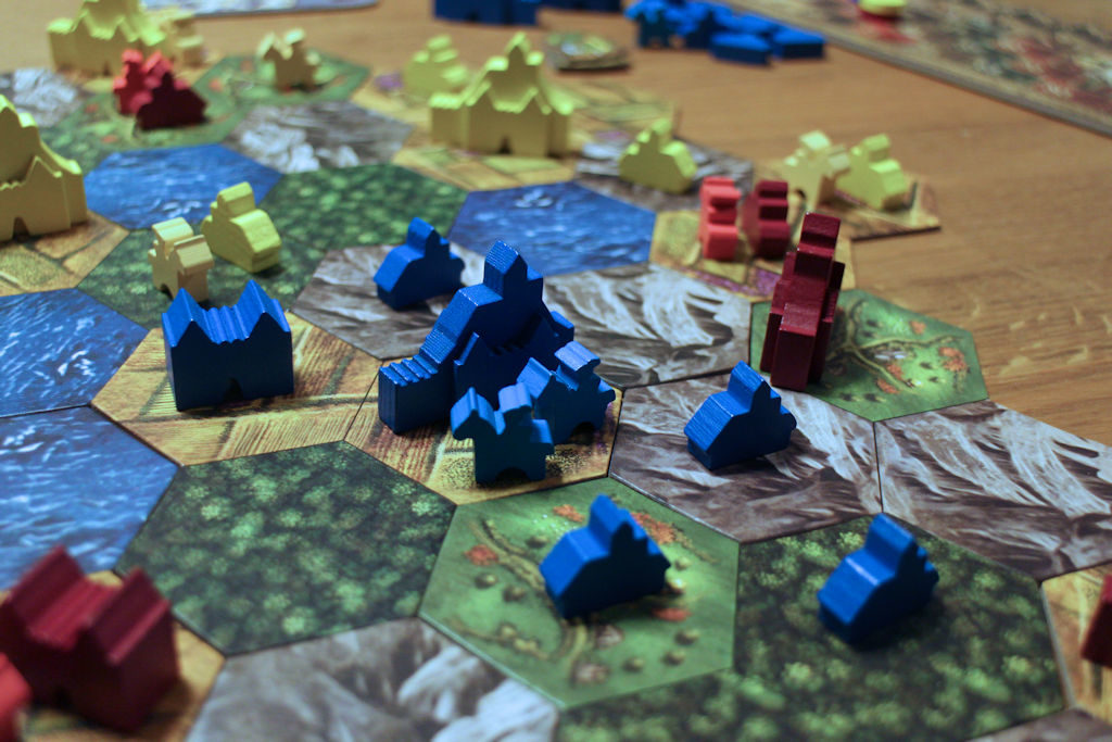 Sinisen pelaajan kaupunki on muiden pelaajien puristuksissa. Tässä pelissä kaupungit ja linnoitukset ovat kuitenkin muilta suojassa, huolta herättävät ainoastaan yksittäiset ritarit ja kylät, joiden suojelusta täytyy pitää huolta.