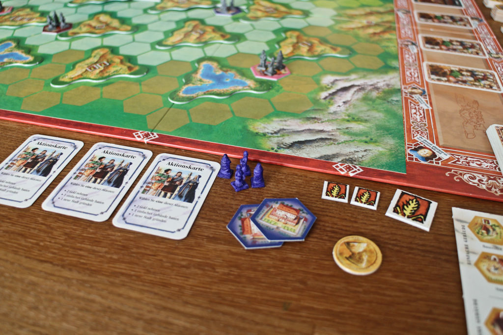 Pelaajien ruoantuotantoa seurataan viljanattereilla. Sininen pelaaja tuottaa 7 viljaa, joilla ruokkii yhtä monta kansalaista. Vasemmalla pelaajan vakiokortit, joilla on kolme eri funktiota.